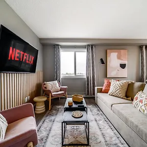  Apartment Peaceful Oasis Condo, Ac, Floor, Secure Ug Parking, Balcony, King Bed! Canada