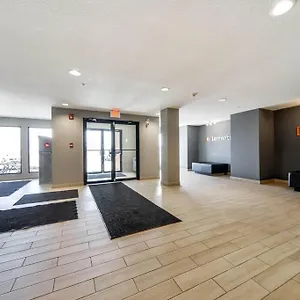  Apartment Bright Luxe Condo, Ac, Floor, King Bed, Balcony! Canada